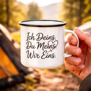 Weiße Emaille-Tasse mit schwarzem Rand und dem Liebes-Statement „Ich Deins. Du Meins. Wir Eins.“ – romantische Outdoor-Tasse für Paare und gemeinsame Momente