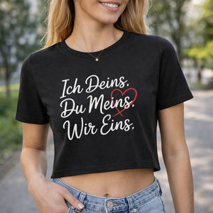 Schwarzes Ladies Cropped Tee mit dem Liebes-Statement „Ich Deins. Du Meins. Wir Eins.“ getragen von einer Frau im Alltag – minimalistisches Shirt für Liebe, Nähe und Selbstbewusstsein
