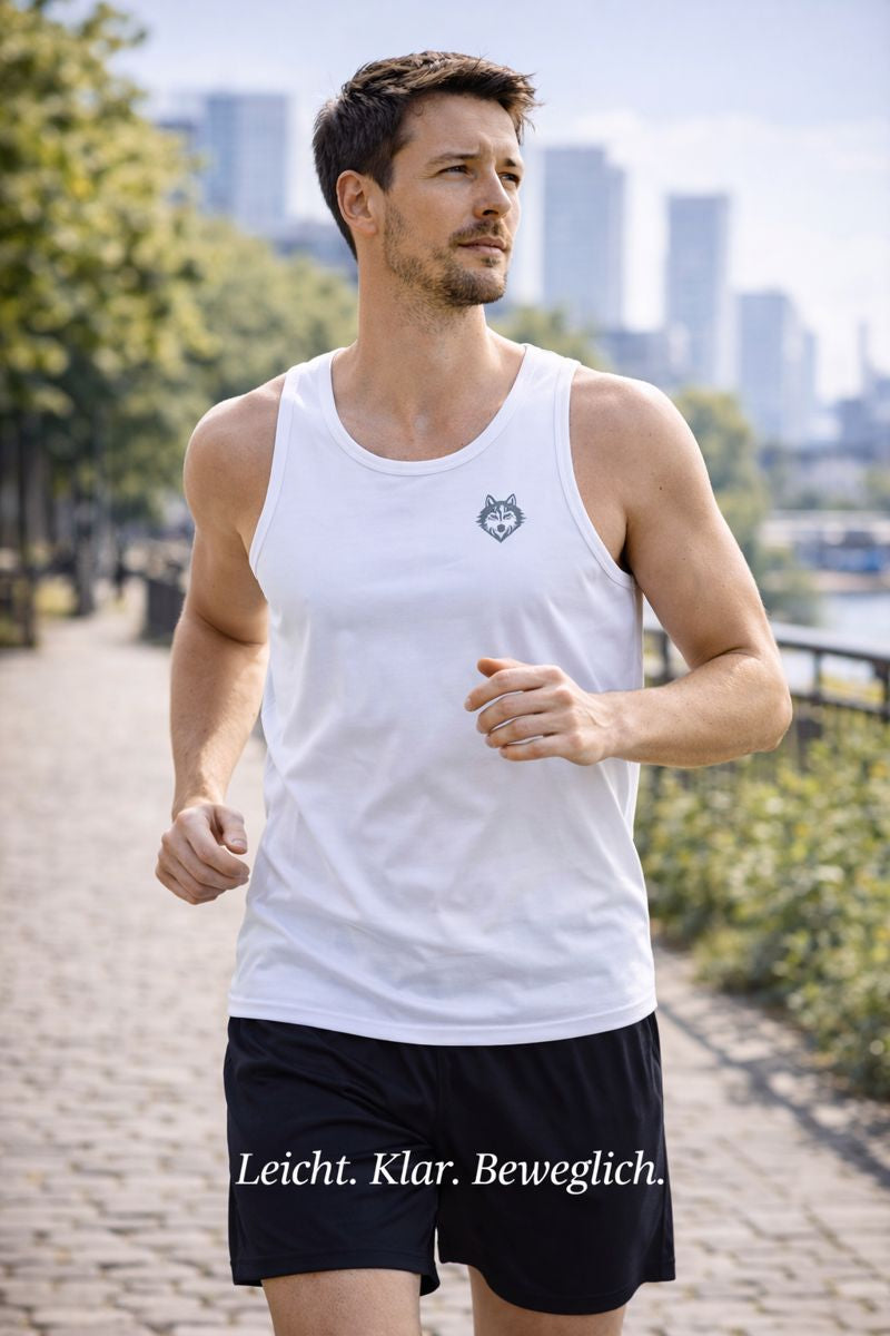 Mann trägt Classic Tanktop von Bright Light Arts aus 100 % Baumwolle mit 150 GSM, leichtem Singlejersey und lässigem Schnitt