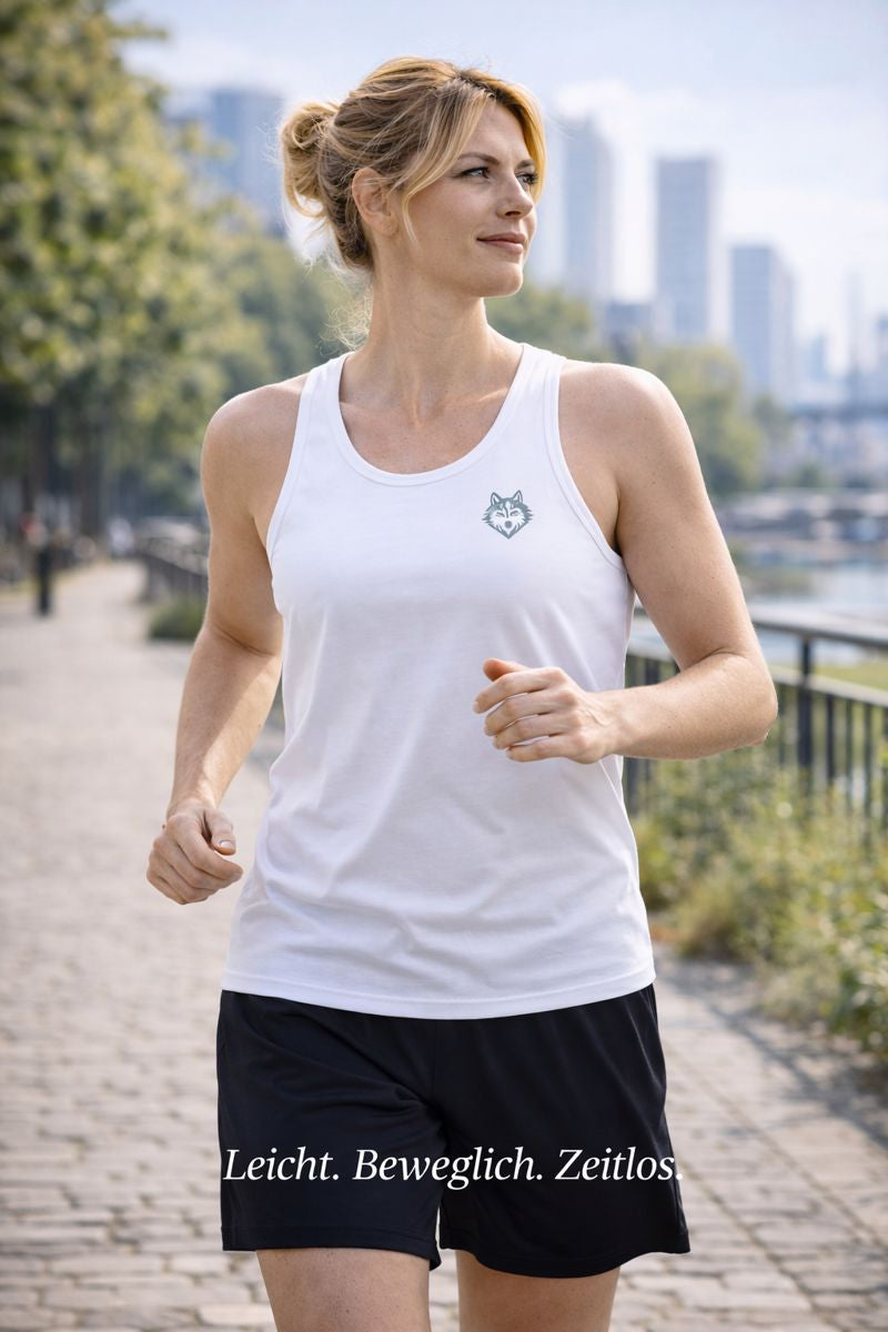 Frau trägt Classic Tanktop von Bright Light Arts aus 100 % Baumwolle mit 150 GSM, leichtem Singlejersey und Racerback-Schnitt