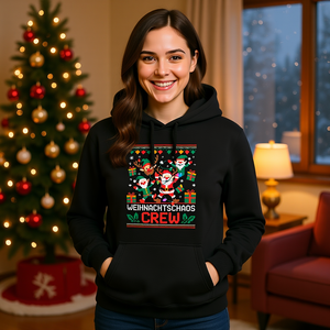 Frau trägt Ugly Christmas Sweater Hoodie „Weihnachtschaos Crew“ – festlicher Hoodie von Bright Light Arts für Weihnachten.