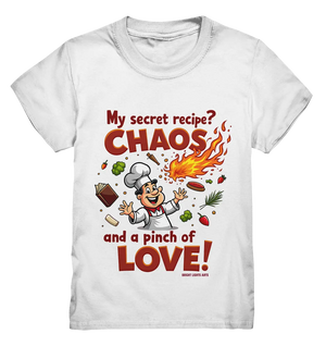 Ein cartoonhafter Koch mit weißem Kochhut und weiß-rotem Kochkittel, der fröhlich und mit ausgestreckten Armen lacht. Er steht inmitten eines Wirbels von Zutaten, darunter Flammen, Gemüse, Tomaten, und ein Kochbuch, die in der Luft herumfliegen. Der Koch Bright Lights Arts