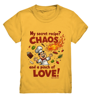 Ein cartoonhafter Koch mit weißem Kochhut und weiß-rotem Kochkittel, der fröhlich und mit ausgestreckten Armen lacht. Er steht inmitten eines Wirbels von Zutaten, darunter Flammen, Gemüse, Tomaten, und ein Kochbuch, die in der Luft herumfliegen. Der Koch Bright Lights Arts