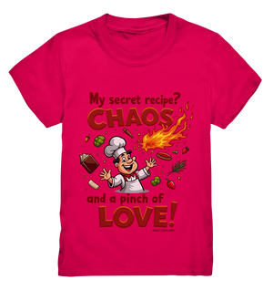 Ein cartoonhafter Koch mit weißem Kochhut und weiß-rotem Kochkittel, der fröhlich und mit ausgestreckten Armen lacht. Er steht inmitten eines Wirbels von Zutaten, darunter Flammen, Gemüse, Tomaten, und ein Kochbuch, die in der Luft herumfliegen. Der Koch Bright Lights Arts