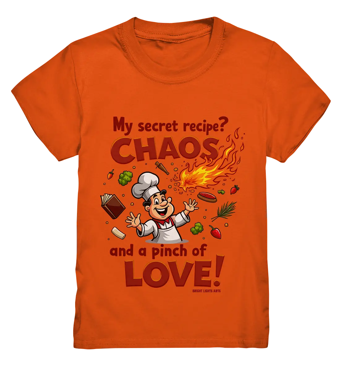 Ein cartoonhafter Koch mit weißem Kochhut und weiß-rotem Kochkittel, der fröhlich und mit ausgestreckten Armen lacht. Er steht inmitten eines Wirbels von Zutaten, darunter Flammen, Gemüse, Tomaten, und ein Kochbuch, die in der Luft herumfliegen. Der Koch Bright Lights Arts