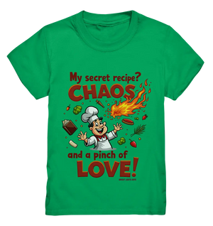 Ein cartoonhafter Koch mit weißem Kochhut und weiß-rotem Kochkittel, der fröhlich und mit ausgestreckten Armen lacht. Er steht inmitten eines Wirbels von Zutaten, darunter Flammen, Gemüse, Tomaten, und ein Kochbuch, die in der Luft herumfliegen. Der Koch Bright Lights Arts