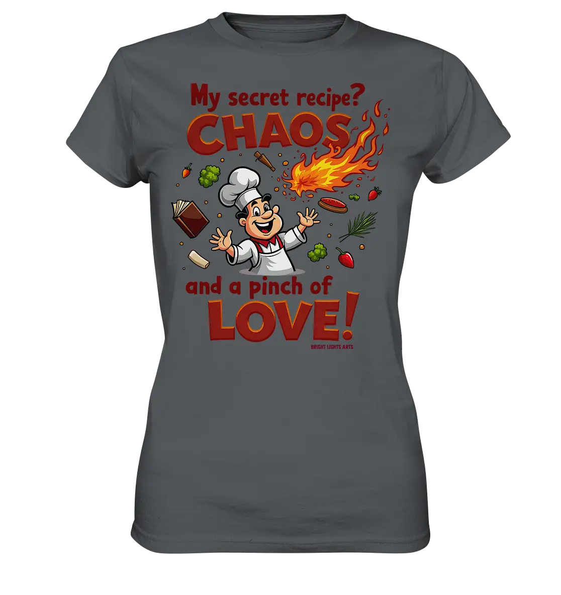 Ein cartoonhafter Koch mit weißem Kochhut und weiß-rotem Kochkittel, der fröhlich und mit ausgestreckten Armen lacht. Er steht inmitten eines Wirbels von Zutaten, darunter Flammen, Gemüse, Tomaten, und ein Kochbuch, die in der Luft herumfliegen. Der Koch Bright Lights Arts