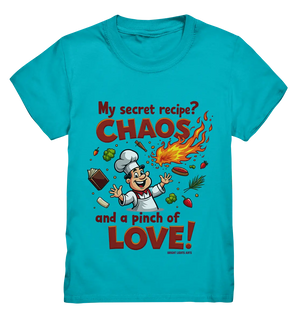 Ein cartoonhafter Koch mit weißem Kochhut und weiß-rotem Kochkittel, der fröhlich und mit ausgestreckten Armen lacht. Er steht inmitten eines Wirbels von Zutaten, darunter Flammen, Gemüse, Tomaten, und ein Kochbuch, die in der Luft herumfliegen. Der Koch Bright Lights Arts