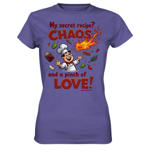 Ein cartoonhafter Koch mit weißem Kochhut und weiß-rotem Kochkittel, der fröhlich und mit ausgestreckten Armen lacht. Er steht inmitten eines Wirbels von Zutaten, darunter Flammen, Gemüse, Tomaten, und ein Kochbuch, die in der Luft herumfliegen. Der Koch Bright Lights Arts