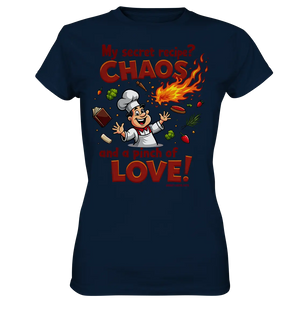 Ein cartoonhafter Koch mit weißem Kochhut und weiß-rotem Kochkittel, der fröhlich und mit ausgestreckten Armen lacht. Er steht inmitten eines Wirbels von Zutaten, darunter Flammen, Gemüse, Tomaten, und ein Kochbuch, die in der Luft herumfliegen. Der Koch Bright Lights Arts