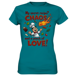 Ein cartoonhafter Koch mit weißem Kochhut und weiß-rotem Kochkittel, der fröhlich und mit ausgestreckten Armen lacht. Er steht inmitten eines Wirbels von Zutaten, darunter Flammen, Gemüse, Tomaten, und ein Kochbuch, die in der Luft herumfliegen. Der Koch Bright Lights Arts