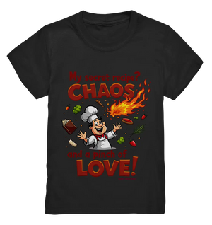 Ein cartoonhafter Koch mit weißem Kochhut und weiß-rotem Kochkittel, der fröhlich und mit ausgestreckten Armen lacht. Er steht inmitten eines Wirbels von Zutaten, darunter Flammen, Gemüse, Tomaten, und ein Kochbuch, die in der Luft herumfliegen. Der Koch Bright Lights Arts