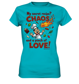 Ein cartoonhafter Koch mit weißem Kochhut und weiß-rotem Kochkittel, der fröhlich und mit ausgestreckten Armen lacht. Er steht inmitten eines Wirbels von Zutaten, darunter Flammen, Gemüse, Tomaten, und ein Kochbuch, die in der Luft herumfliegen. Der Koch Bright Lights Arts