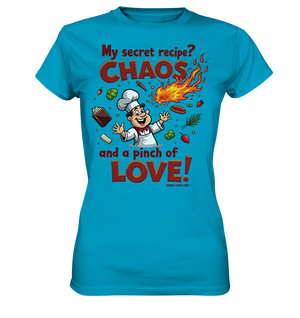 Ein cartoonhafter Koch mit weißem Kochhut und weiß-rotem Kochkittel, der fröhlich und mit ausgestreckten Armen lacht. Er steht inmitten eines Wirbels von Zutaten, darunter Flammen, Gemüse, Tomaten, und ein Kochbuch, die in der Luft herumfliegen. Der Koch Bright Lights Arts