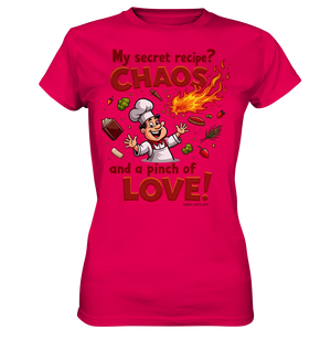 Ein cartoonhafter Koch mit weißem Kochhut und weiß-rotem Kochkittel, der fröhlich und mit ausgestreckten Armen lacht. Er steht inmitten eines Wirbels von Zutaten, darunter Flammen, Gemüse, Tomaten, und ein Kochbuch, die in der Luft herumfliegen. Der Koch Bright Lights Arts