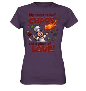 Ein cartoonhafter Koch mit weißem Kochhut und weiß-rotem Kochkittel, der fröhlich und mit ausgestreckten Armen lacht. Er steht inmitten eines Wirbels von Zutaten, darunter Flammen, Gemüse, Tomaten, und ein Kochbuch, die in der Luft herumfliegen. Der Koch Bright Lights Arts