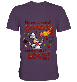 Ein cartoonhafter Koch mit weißem Kochhut und weiß-rotem Kochkittel, der fröhlich und mit ausgestreckten Armen lacht. Er steht inmitten eines Wirbels von Zutaten, darunter Flammen, Gemüse, Tomaten, und ein Kochbuch, die in der Luft herumfliegen. Der Koch Bright Lights Arts