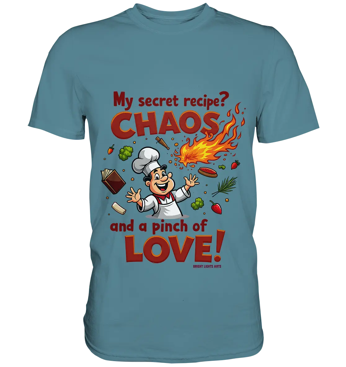 Ein cartoonhafter Koch mit weißem Kochhut und weiß-rotem Kochkittel, der fröhlich und mit ausgestreckten Armen lacht. Er steht inmitten eines Wirbels von Zutaten, darunter Flammen, Gemüse, Tomaten, und ein Kochbuch, die in der Luft herumfliegen. Der Koch Bright Lights Arts