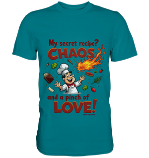 Ein cartoonhafter Koch mit weißem Kochhut und weiß-rotem Kochkittel, der fröhlich und mit ausgestreckten Armen lacht. Er steht inmitten eines Wirbels von Zutaten, darunter Flammen, Gemüse, Tomaten, und ein Kochbuch, die in der Luft herumfliegen. Der Koch Bright Lights Arts