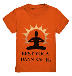 Erst Yoga, dann Kaffee - Kids Premium Shirt Bright Lights Arts
