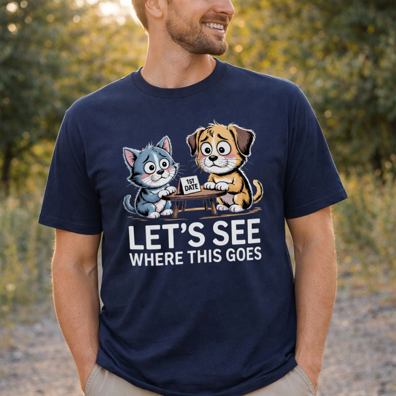 Niedliches Premium T-Shirt in Dunkelblau mit Illustration von Hund und Katze bei ihrem ersten Date an einem kleinen Tisch mit Schild „1st Date“ und Schriftzug „Let’s see where this goes“, humorvolles Liebes- und Valentinstags-Motiv von Bright Light Arts