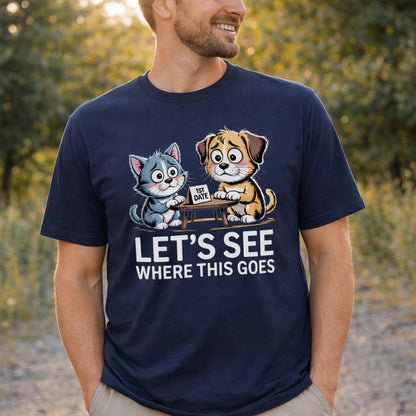 Niedliches Premium T-Shirt in Dunkelblau mit Illustration von Hund und Katze bei ihrem ersten Date an einem kleinen Tisch mit Schild „1st Date“ und Schriftzug „Let’s see where this goes“, humorvolles Liebes- und Valentinstags-Motiv von Bright Light Arts
