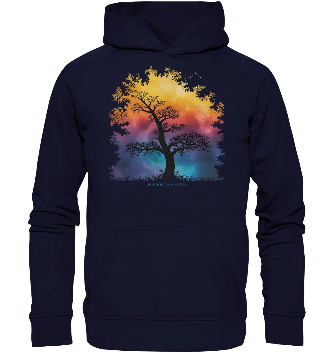 Licht & Schatten – Magische Baumlandschaft mit Sternbild - Basic Unisex Hoodie - Bright Lights Arts