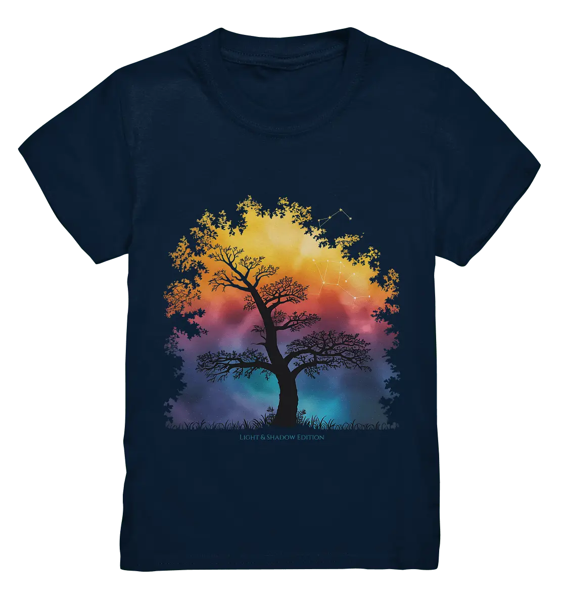 Licht & Schatten – Magische Baumlandschaft mit Sternbild - Kids Premium Shirt - Bright Lights Arts