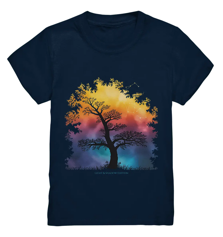 Licht & Schatten – Magische Baumlandschaft mit Sternbild - Kids Premium Shirt - Bright Lights Arts
