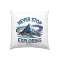 Never Stop Exploring Cosmic Mountain Adventure - Kissen 40x40cm Bright Lights Arts