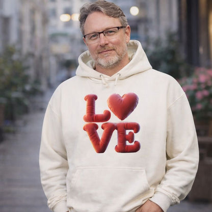 Mann trägt cremefarbenen Oversized Hoodie aus Bio-Baumwolle mit rotem 3D-Ballon LOVE Motiv – ruhiges Bright Light Arts Mockup mit Model im urbanen Setting