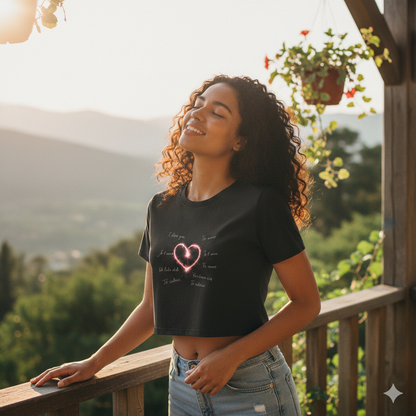 Schwarzes Damen Crop Top mit funkelndem Herz & „I love you“ Schriftzügen, weiche Baumwoll-Textur, heller Lifestyle-Vibe.