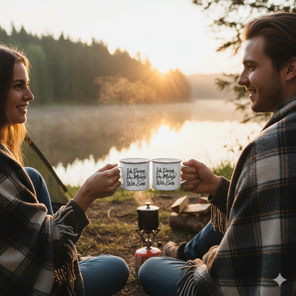 Weiße Emaille-Tasse mit „Wir Eins“ Schriftzug im Sonnenlicht, herbstlicher Outdoor-Lifestyle-Vibe