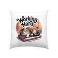 Working Hard – Schlafender Kater auf Tastatur - Kissen 40x40cm - Bright Lights Arts
