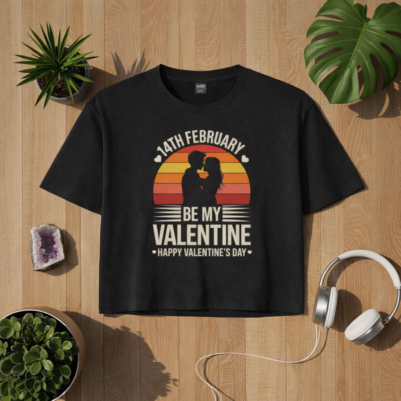 adies Cropped Tee „Be My Valentine – Inniger Moment“ von Bright Light Arts, romantisches Valentinstag-Design mit Paar-Silhouette vor Sonnenuntergang, liebevolles Statement-Shirt für Frauen