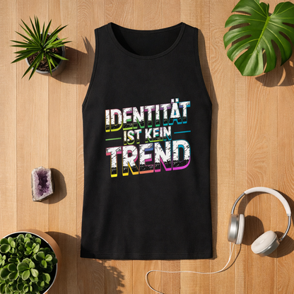 Schwarzes Herren Tank Top mit Aufdruck „Identität ist kein Trend“ im Bright Lights Arts Mockup auf Holzuntergrund mit Pflanzen und Kopfhörern