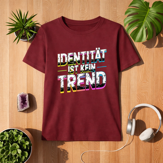 Bordeauxfarbenes Premium Organic Damen T-Shirt mit Aufdruck „Identität ist kein Trend“ im Bright Lights Arts Mockup auf Holzuntergrund mit Pflanzen und Kopfhörern