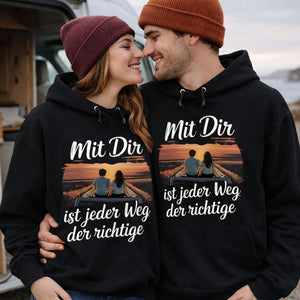 Paar im Oversized Hoodie beim Roadtrip im Camper Van, goldene Stunde, Cozy Vanlife Vibe mit Sonnenuntergang