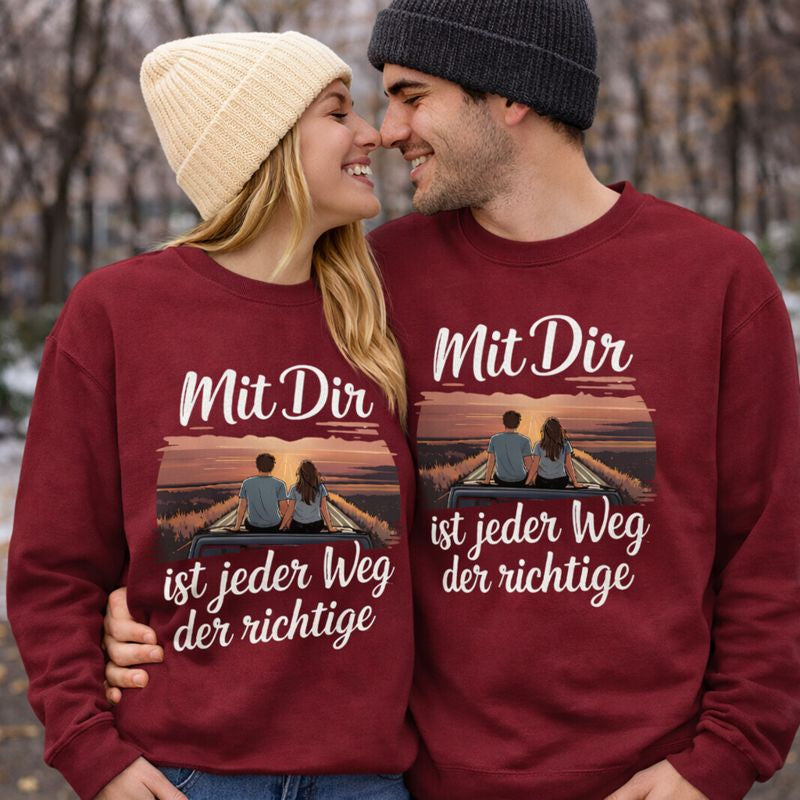 Verliebtes Paar trägt bordeauxrote Organic Sweatshirts mit Roadtrip-Motiv und dem Spruch „Mit Dir ist jeder Weg der richtige“ – romantisches Bright Light Arts Paar-Sweatshirt für gemeinsame Wege.