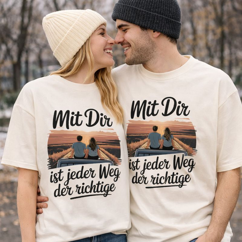 Oversized Shirt von Bright Light Arts mit Roadtrip Liebesmotiv „Mit Dir ist jeder Weg der richtige“ – romantisches Paar Design im Van bei Sonnenuntergang