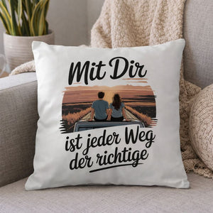 Premium Kissen von Bright Light Arts mit Roadtrip-Motiv eines verliebten Paares und dem Spruch „Mit Dir ist jeder Weg der richtige“ – romantisches Wohnaccessoire im minimalistischen Lifestyle-Design