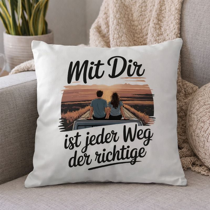 Premium Kissen von Bright Light Arts mit Roadtrip-Motiv eines verliebten Paares und dem Spruch „Mit Dir ist jeder Weg der richtige“ – romantisches Wohnaccessoire im minimalistischen Lifestyle-Design