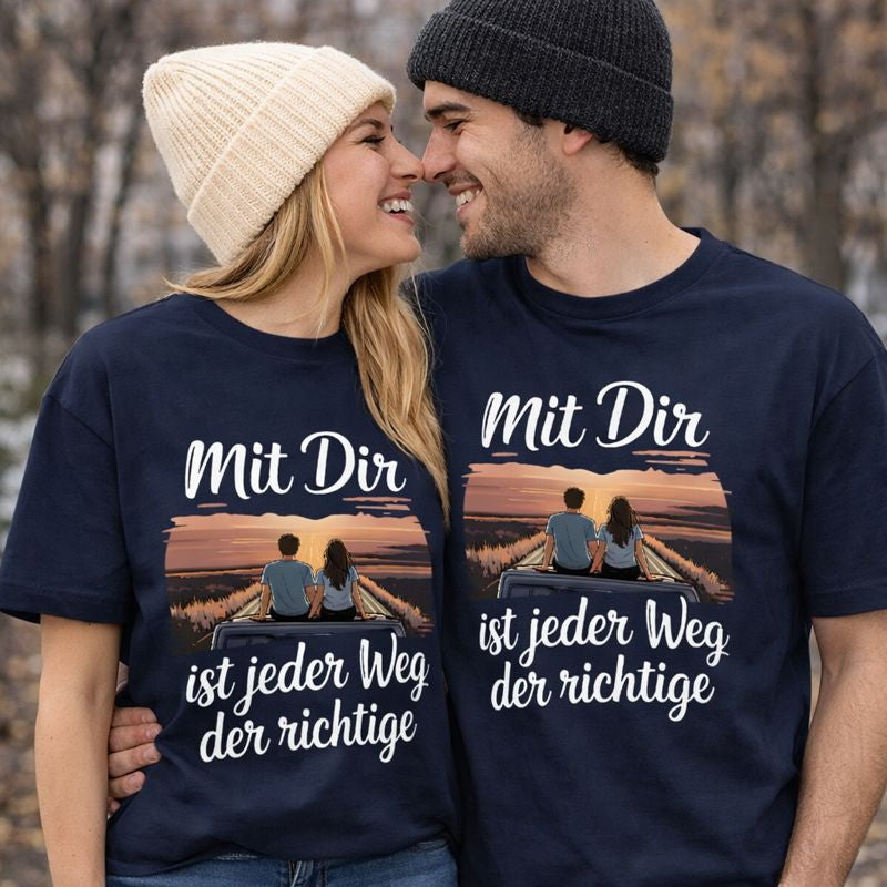Paar trägt Bright Light Arts Premium T-Shirts mit dem Liebesmotiv „Mit Dir ist jeder Weg der richtige“ – romantisches Roadtrip Design für Paare
