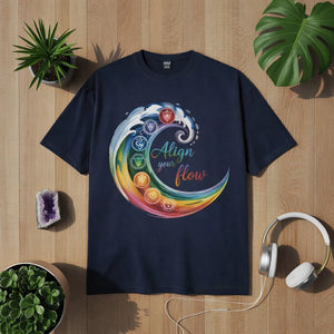 Blaues T-Shirt mit Herzmotiv aus internationalen Flaggen und Schriftzug „One Heart for All“, Symbol für Vielfalt, Zusammenhalt und globale Verbundenheit – Bright Light Arts