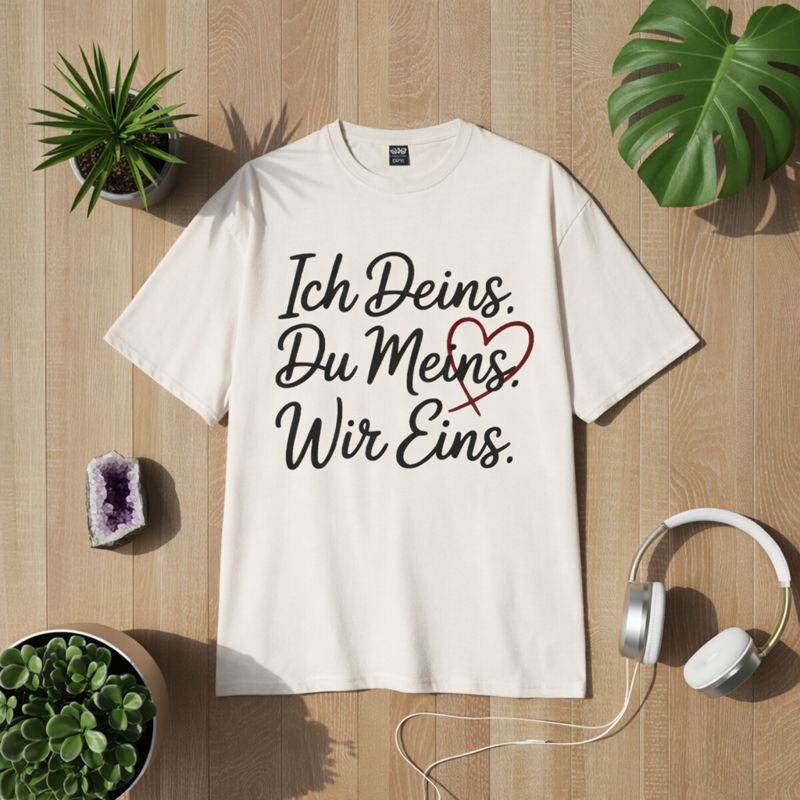 Weißes T-Shirt mit handgeschriebenem Liebes-Statement „Ich Deins. Du Meins. Wir Eins.“ und rotem Herzsymbol, minimalistisches Paar-Design für Liebe & Verbundenheit – Bright Light Arts