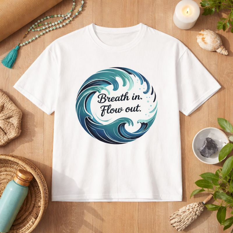 Achtsamkeits T-Shirt mit stilisierter Wellenillustration und Schriftzug „Breath in. Flow out.“ – inspiriert von Atmung, Meditation und innerem Flow – Bright Light Arts