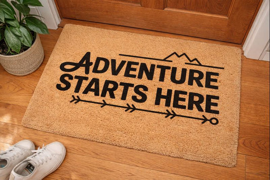 Fußmatte mit ADVENTURE STARTS HERE von Bright Light Arts im natürlichen Lifestyle-Look