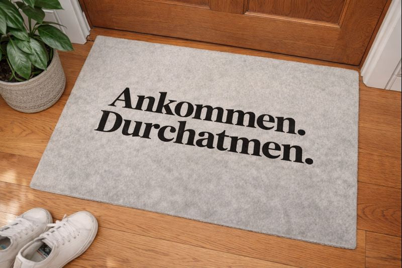 Fußmatte mit ANKOMMEN. DURCHATMEN. von Bright Light Arts im natürlichen Lifestyle-Loo