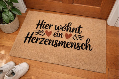 Fußmatte mit HIER WOHNT EIN HERZENSMENSCH von Bright Light Arts im natürlichen Lifestyle-Look