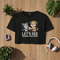 „Ladies Cropped Tee von Bright Light Arts mit süßem Hund-und-Katze-Motiv ›Let’s see where this goes‹, humorvolles First-Date-Design in schwarzem Print, Lifestyle-Mockup“
